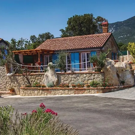 House Victoria 1 By Guide
